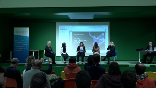 Les dones TIC parlen a Osona davant joves de la comarca per explicar el seu bagatge professional i les oportunitats de futur que dona aquest sector
